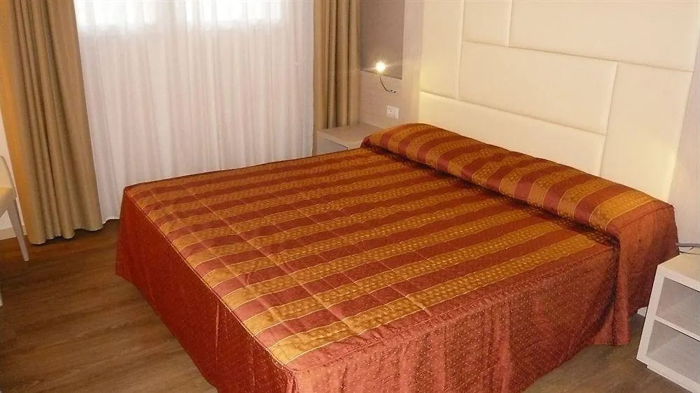 מסטרה Hotel Alexander