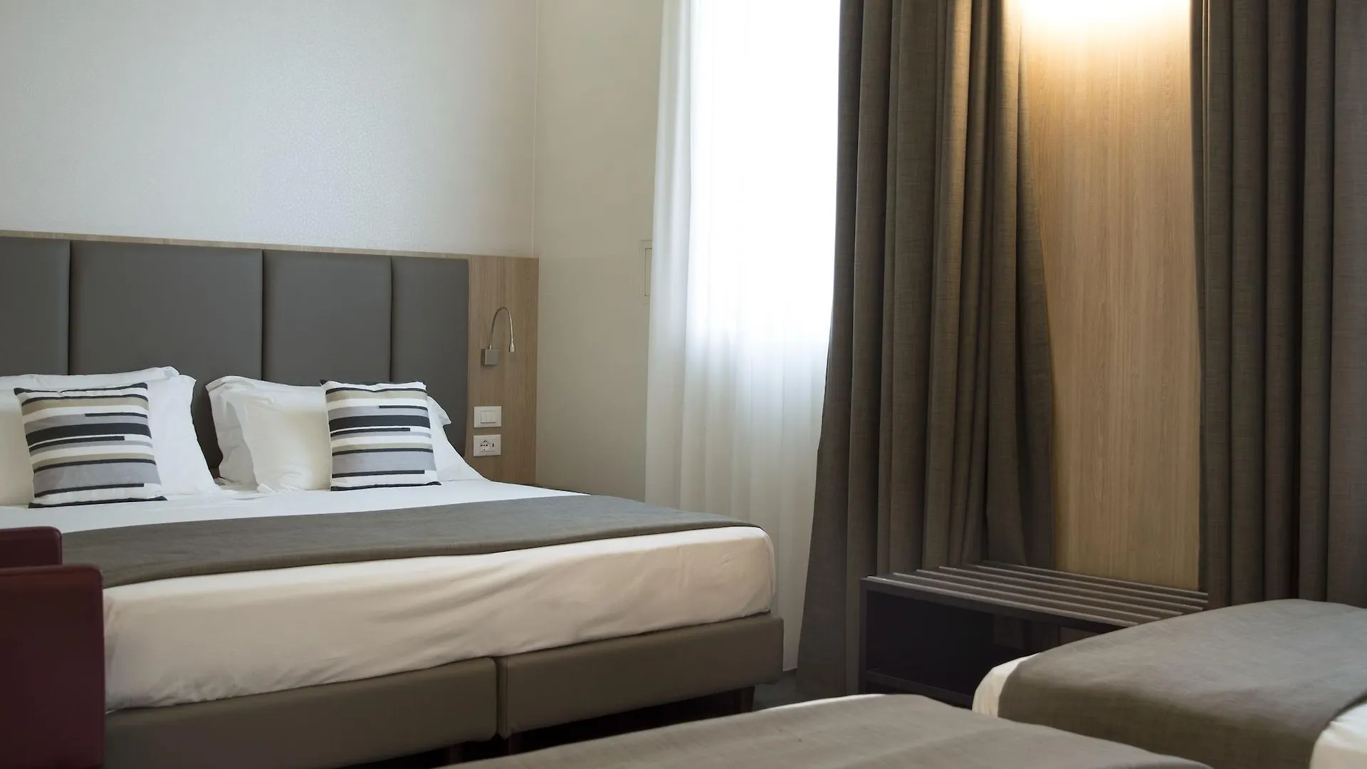 מסטרה Hotel Alexander