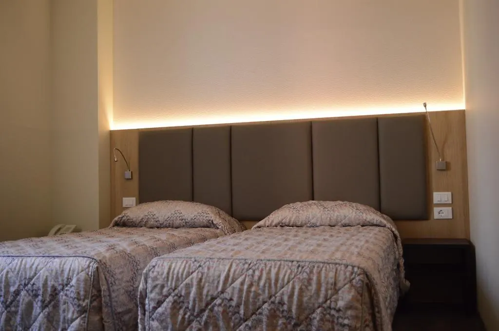 מסטרה Hotel Alexander