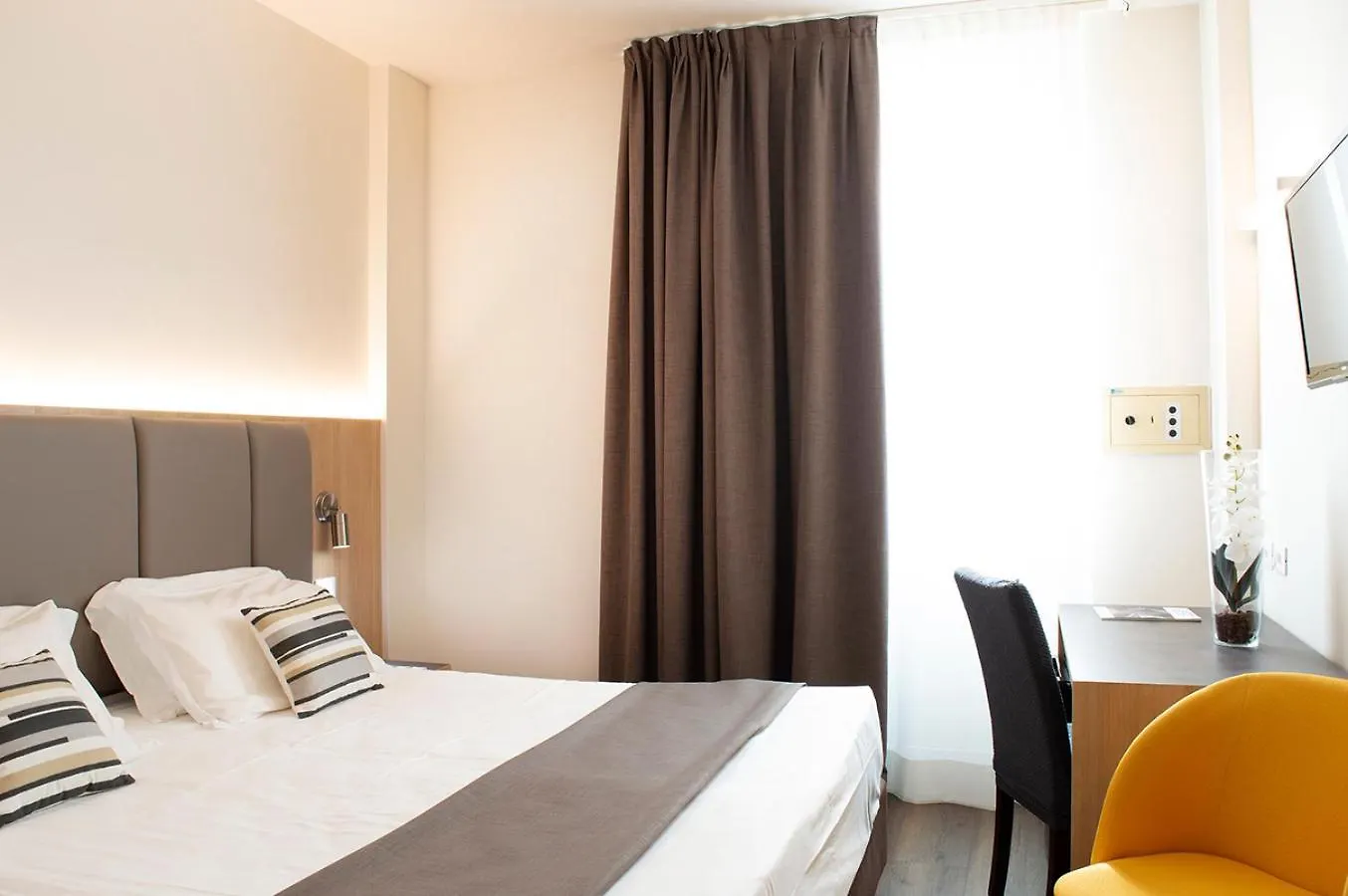 מסטרה Hotel Alexander