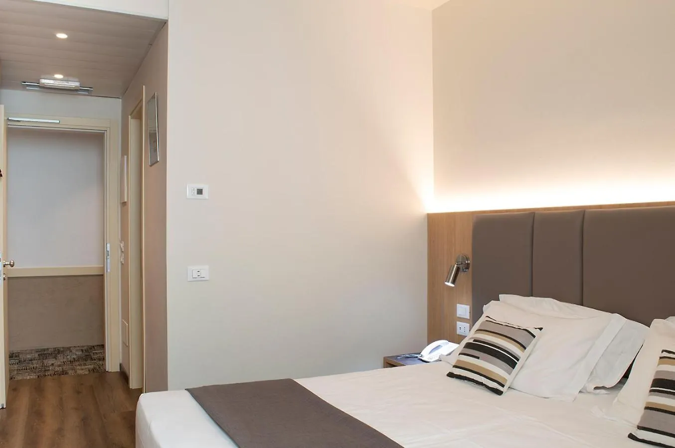מסטרה Hotel Alexander