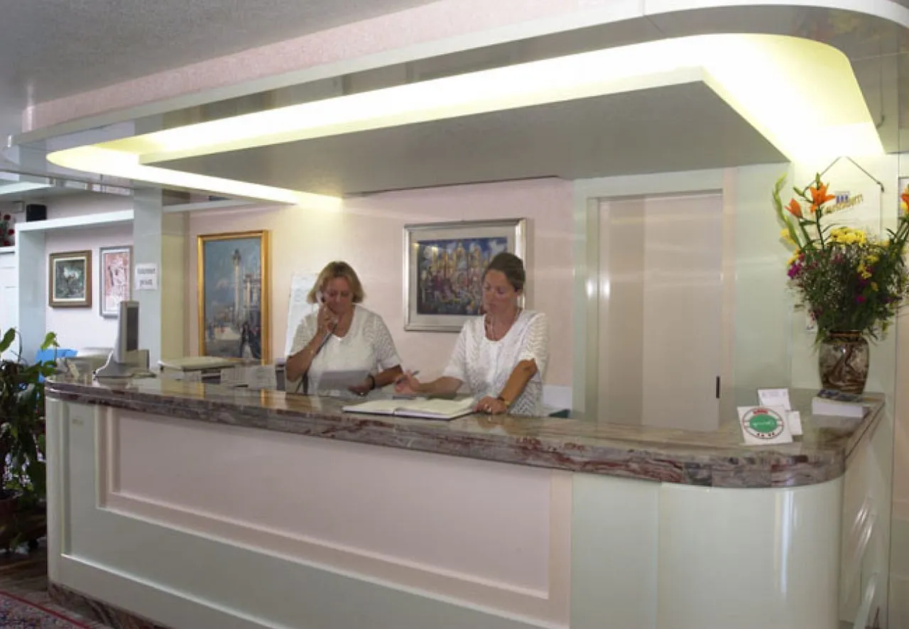 מסטרה Hotel Alexander
