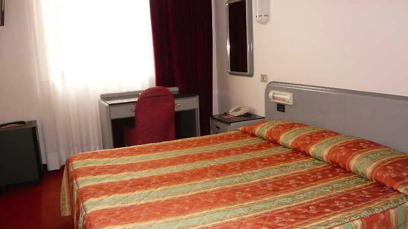 מסטרה Hotel Alexander 4*,