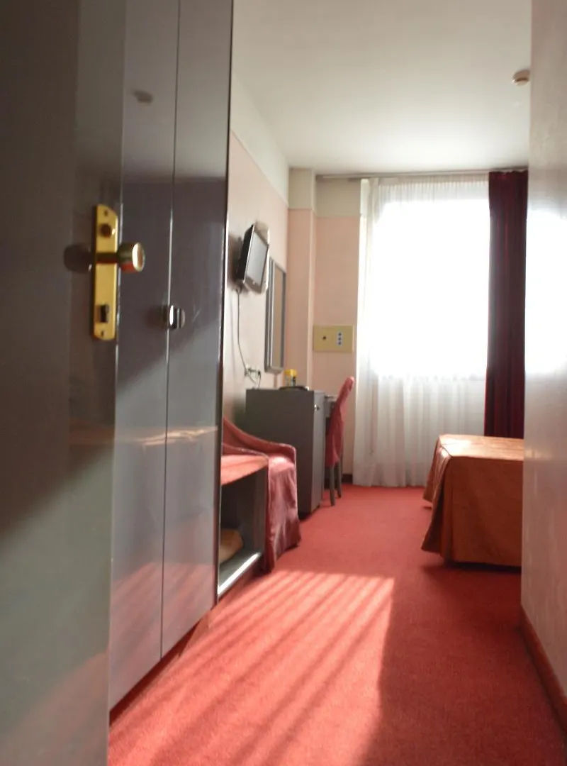 מסטרה Hotel Alexander