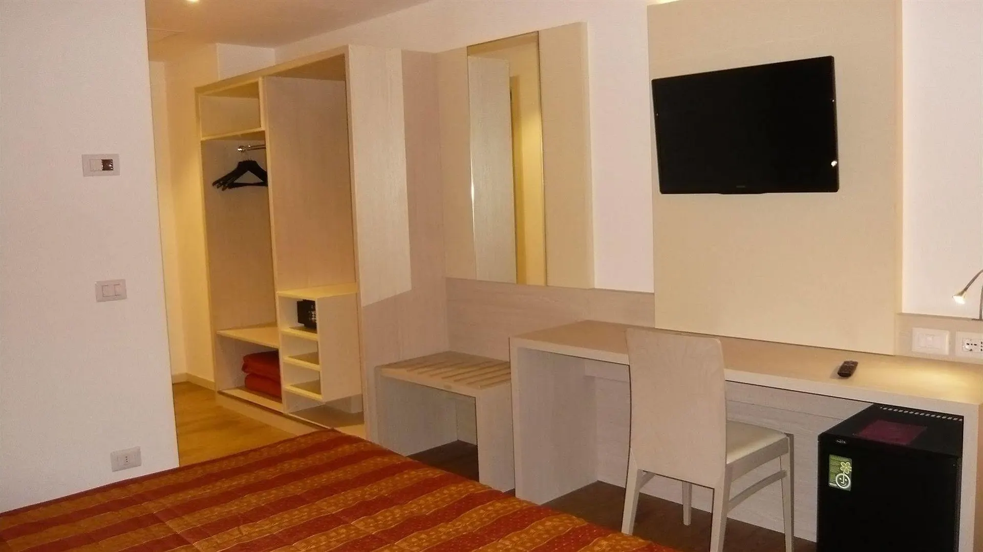 מסטרה Hotel Alexander